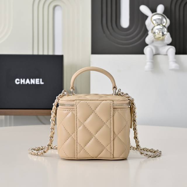 香奶奶家的新款盒子链条化妆包 不愧是今年的热门款，这个系列自从推出以来，就虏获了太多妹子的心！小巧可爱，上身减龄好看！ 通体经典的菱格纹羊皮材质设计，搭配硬挺的