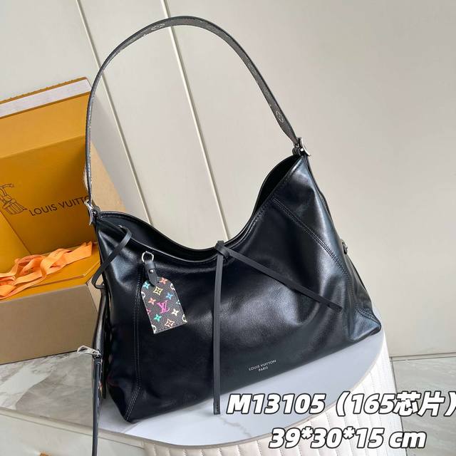 163C01 芯片版 内部价P 款号: M13105, 原单加强版 独家实拍背景图 Carryall Dark 手袋以柔软羊皮革塑造时尚慵懒廓形,为 2025年 163C01 芯片版 内部价P 款号: M13105, 原单加强版 独家实拍背景图 Carryall Dark 手袋以柔软羊皮革塑造时尚慵懒廓形,为 2025年