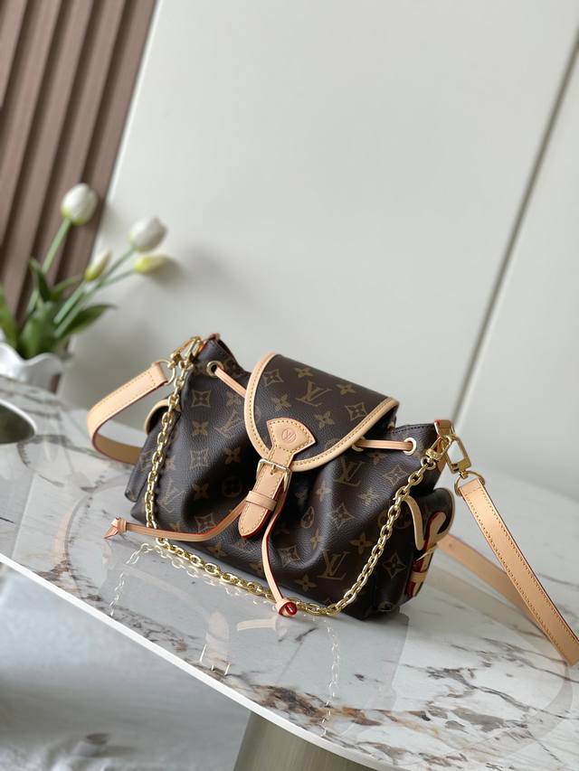 顶级原单加强版 半钢五金 M25085花 头层皮163C01芯片 OdyséE 手袋出自 2025 早秋系列，以风尚日常设计致意品牌传承。耀目搭扣和可拆卸链条点