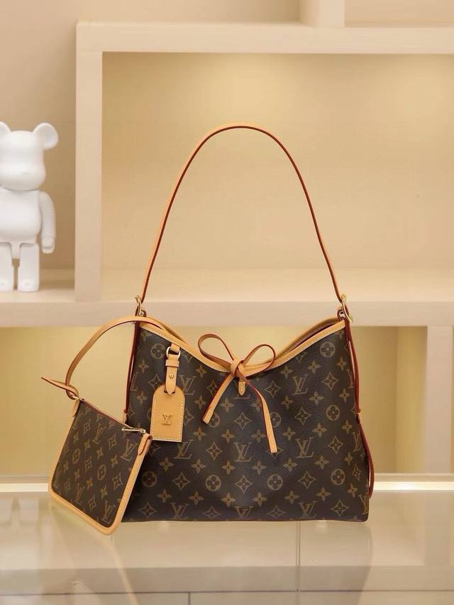 顶级原单变码芯片版 M46197独家实拍!路易威登推出崭新 Carryall 中号手袋,以 Monogram 帆布和皮革饰边塑造贴合身形的设计。充裕空间内设拉链 顶级原单变码芯片版 M46197独家实拍!路易威登推出崭新 Carryall 中号手袋,以 Monogram 帆布和皮革饰边塑造贴合身形的设计。充裕空间内设拉链