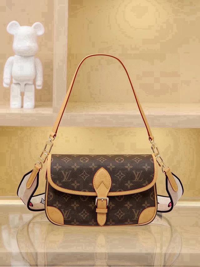 顶级原单变码芯片版 M45985 此款 Diane 手袋配有一根皮肩带 可腋下背 一根刺绣肩带 可肩背斜跨 都可以拆卸。容量日常足够用装最大号手机毫无压力,皮带 顶级原单变码芯片版 M45985 此款 Diane 手袋配有一根皮肩带 可腋下背 一根刺绣肩带 可肩背斜跨 都可以拆卸。容量日常足够用装最大号手机毫无压力,皮带