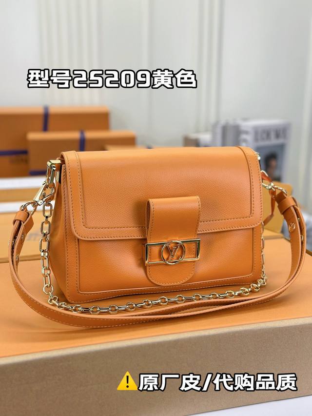 618活动价 M25209黄色 本款 Dauphine Soft 中号手袋出自创意总监 Nicolas GhesquièRe 之手，以崭新宽松构型亮相 春夏秀场