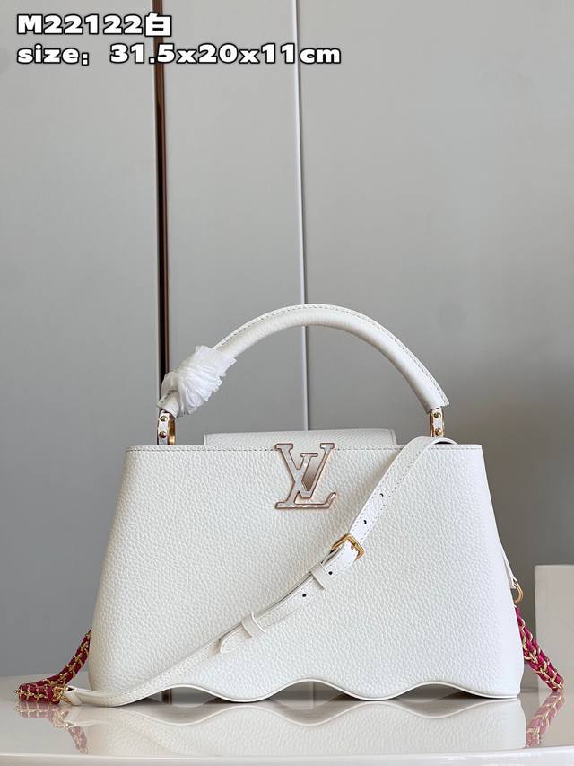 618活动价 独家实拍 M22122白 中号 Capucines Capushell Mm手袋以波浪形底部焕新 Capucines 设计，利用热压成形工艺对 T