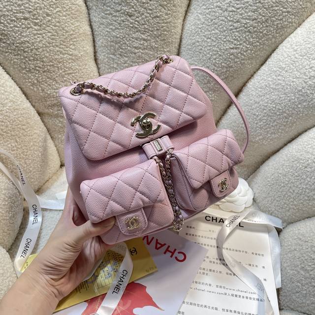 浅粉球纹 大号 23P 超级火爆的双背包，实物非常小，跟老款Duma差不多大小 无疑还是溢价款，很难买[苦涩]上身非常好搭配，很耐看，绝对会成为经典，强烈推荐