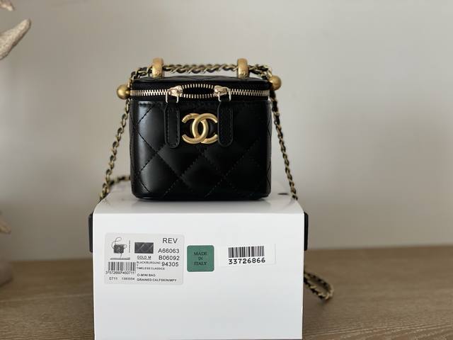 全套包装新版本更新Chanel 24C双金球盒子 香奈儿这季新品双金球我真的可 一眼就爱上了这个包包、经典黑金,两颗金珠,链条可调节长短 Sa有货赶紧冲这个包包 全套包装新版本更新Chanel 24C双金球盒子 香奈儿这季新品双金球我真的可 一眼就爱上了这个包包、经典黑金,两颗金珠,链条可调节长短 Sa有货赶紧冲这个包包