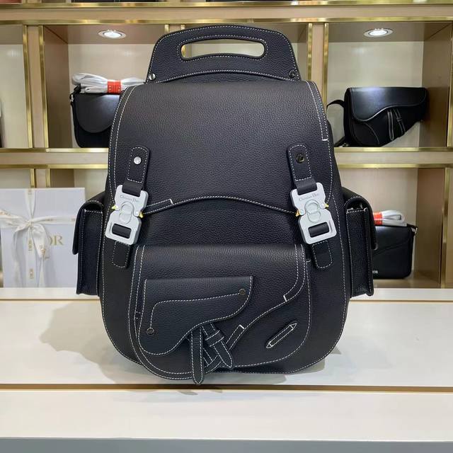 原单货 迪奥专柜同款 官网同步原单正品.专柜同款高端男士休闲背包做工超级精致优雅。配用进口原料牛皮专柜专用五金和专用里布包装袋。皮质手感柔软舒适“超级上档次型号