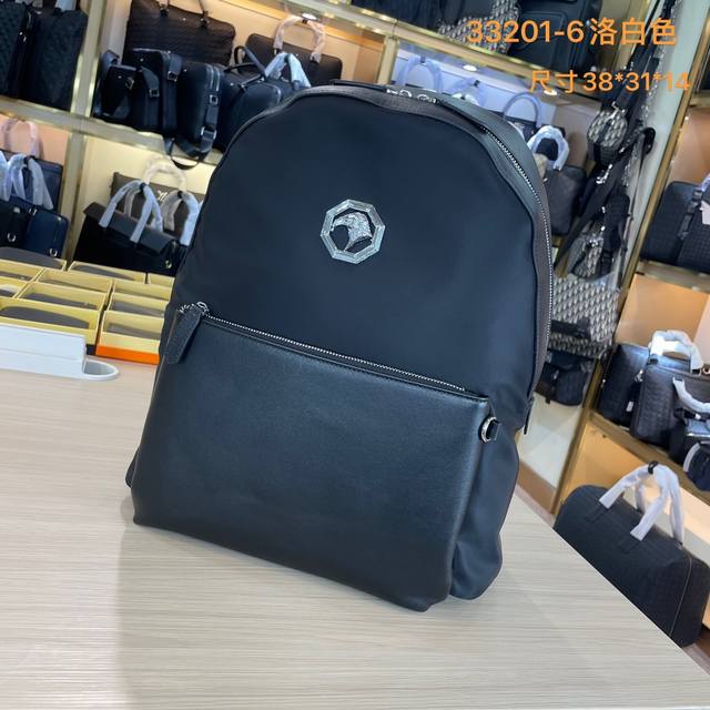 原单货 专柜同款 专柜同款高端男士休闲背包做工超级精致优雅。配用进口原料牛皮专柜专用五金和专用里布包装袋。皮质手感柔软舒适“超级上档次型号33201-6布配进口