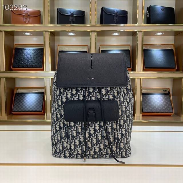 这款 Motion 双肩背包是一款精致优雅的混搭风格配饰。采用简约时尚的设计,黑色 Oblique Mirage 印花科技面料彰显高雅气质。饰以黑色粒面牛皮革, 这款 Motion 双肩背包是一款精致优雅的混搭风格配饰。采用简约时尚的设计,黑色 Oblique Mirage 印花科技面料彰显高雅气质。饰以黑色粒面牛皮革,