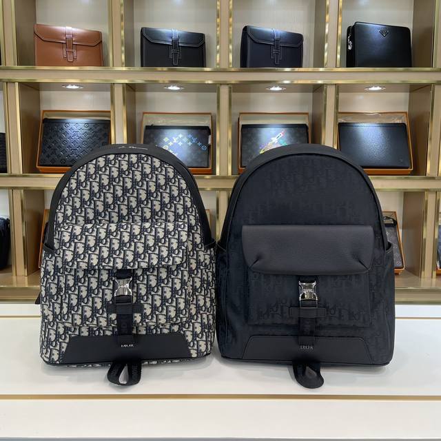 顶级原单 这款双肩背包是本季新品，将高订精神融入实用单品，丰富 Dior Explorer 系列。采用黑色面料精心制作，饰以 Oblique 印花和黑色粒面牛皮