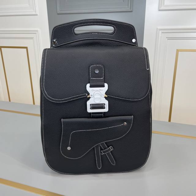 原单货 迪奥专柜同款 官网同步原单正品.专柜同款高端男士休闲背包做工超级精致优雅。配用进口原料牛皮专柜专用五金和专用里布包装袋。皮质手感柔软舒适“超级上档次型号