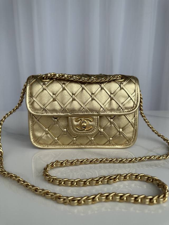 品牌:Chanel型号:As4797简介:原单质量，经典之作，华丽与气质的前沿，是你意想不到的尊贵。皮种:原单进口牛皮，里配原版布。五金:原版五金配制尺寸:19