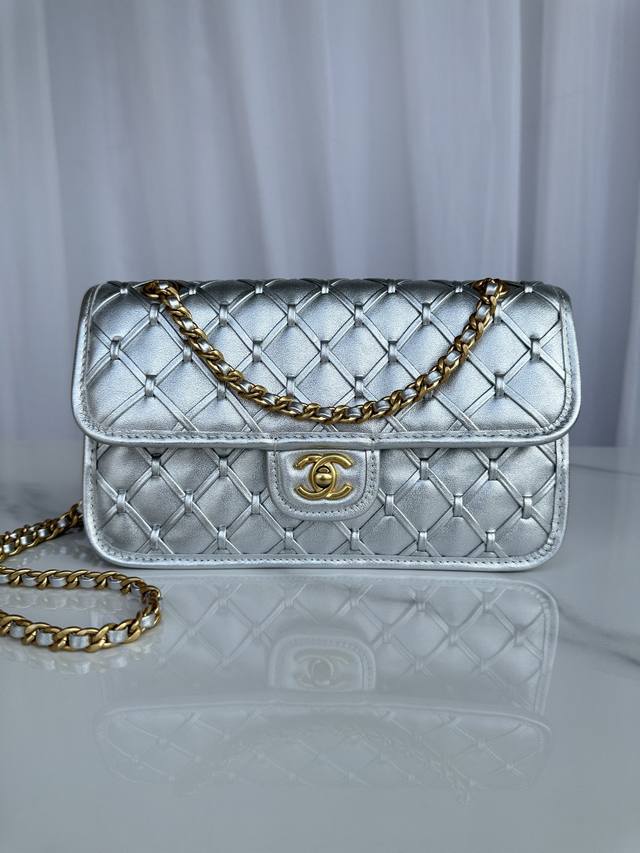 品牌:Chanel型号:As4795简介:原单质量,经典之作,华丽与气质的前沿,是你意想不到的尊贵。皮种:原单进口牛皮,里配原版布。五金:原版五金配制尺寸:25 品牌:Chanel型号:As4795简介:原单质量,经典之作,华丽与气质的前沿,是你意想不到的尊贵。皮种:原单进口牛皮,里配原版布。五金:原版五金配制尺寸:25