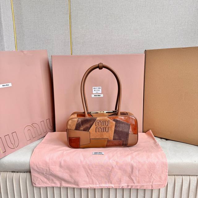 5Bb147： Miu新品拼接保龄球，重手工制作，采用多种皮质拼接而成，大胆创新的设计完美诠释了Miu不拘一格，潇洒随意包容的人生态度，这款包包很酷，定格精致的
