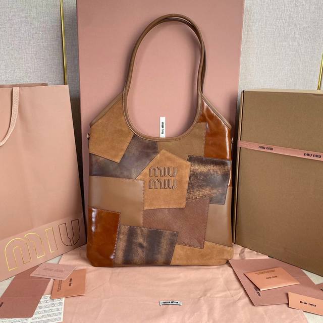 5Bg231，Miu家新款伊势丹限定托特包，重手工制作，多种皮质拼接而成，大胆创新的设计完美诠释了 Miu不拘一格，潇洒随意包容的人生态度，今年绝对爆款式，顶级