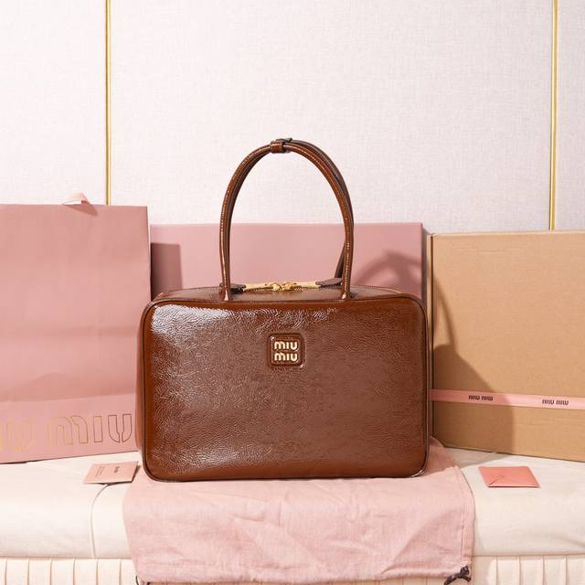 原厂皮5Bb117：Mium新品公文包，重手工制作，采用全新油蜡漆皮材质，独特的冰裂纹理皮面，大胆创新的设计完美诠释了Miu不拘一格，潇洒随意包容的人生态度，这