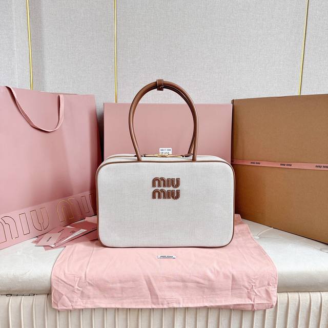 5Bb117Miumiu新品帆布公文包，时尚与经典的完全融合，下一个大爆款非它莫属，帆布面料搭配小牛皮，质感柔软且耐用，比起全皮款更加轻便且颜色也更百搭，无论外