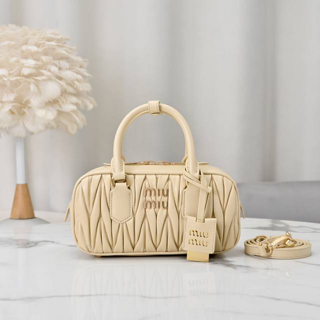 新版本： 5Bb142，M家新款保龄球包包，官网主推，最新白边拼色，顶级进口小羊皮，Miu家独具风格Matelasse图案，包身精致立体有型，正面刻字徽标与皮革