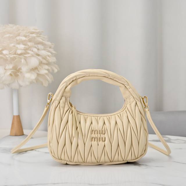 金盏花，新品 ！型号：5Bc125 Miuwander 手袋，采用进口小羊皮经典品牌标志性Matelasse纹理绣花，复古磨砂五金，利用圆孤的曲线，保留了应有的