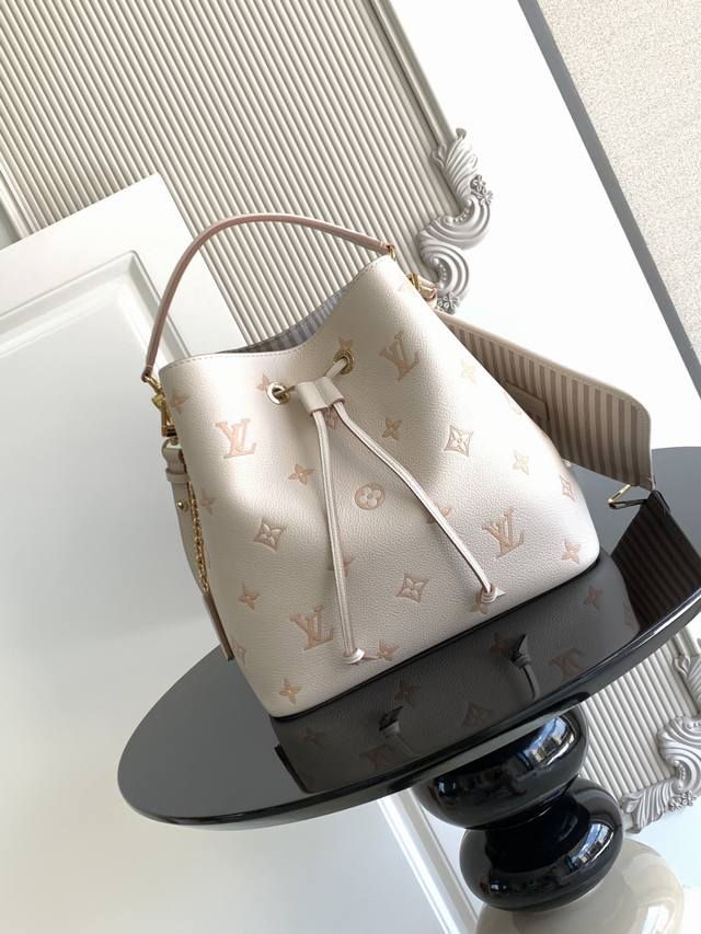 特级 动态芯片 本款 éé 中号手袋以经典 皮革演绎同色美学，借耀目链条装饰释放当季新意。齐整内里设有多重隔层，可拆卸收纳袋方便存放随身小物。 型号： M144