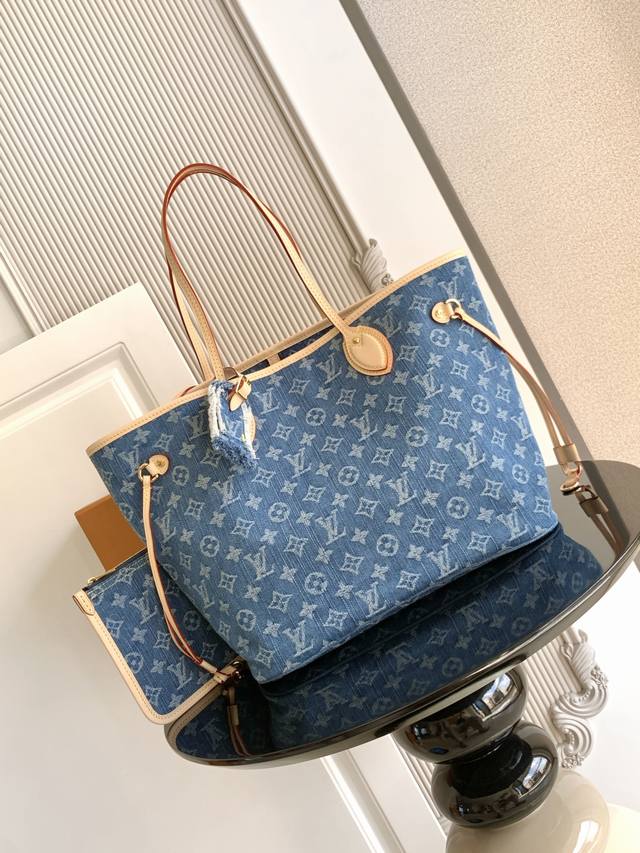 特级 动态芯片 本款 中号手袋为 丹宁布点缀牛皮革饰边，借侧面可调节饰带灵活收束廓形，成就都市出行的经典之选。充裕空间可轻松收纳 寸笔记本电脑，可拆卸拉链袋等多