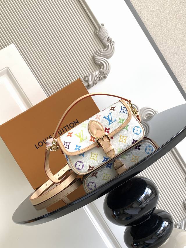 特级 动态芯片 本款 手袋出自路易威登 村上隆合作系列，以缤纷 图案释放盎然意趣。耀目金属件和牛皮革饰边彰显经典风尚，可拆卸并调节的皮革肩带便于斜挎，玲珑构型可