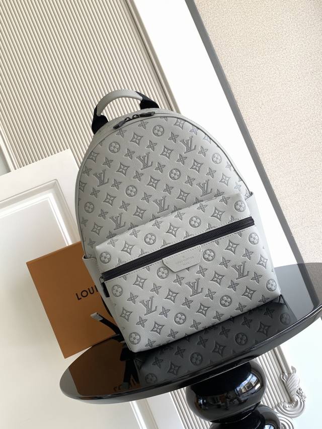 特级 动态芯片 本款 小号双肩包取材 帆布，以更为紧凑的构型延续灵活功能。外袋、拉链前袋和开口侧袋方便取放物品，内袋确保收纳井然有序。 型号： M46557 皮