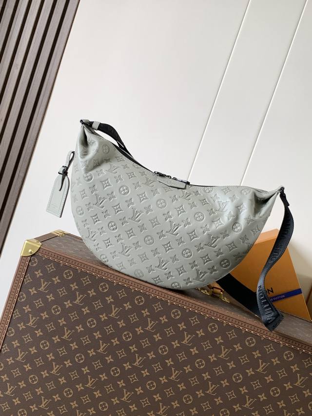 M24468 顶级原单 变码芯片163C 本款 Hobo Hamac 手袋选用 Monogram Shadow 压纹牛皮革塑造贴身设计，再为大号新月构型搭配可调