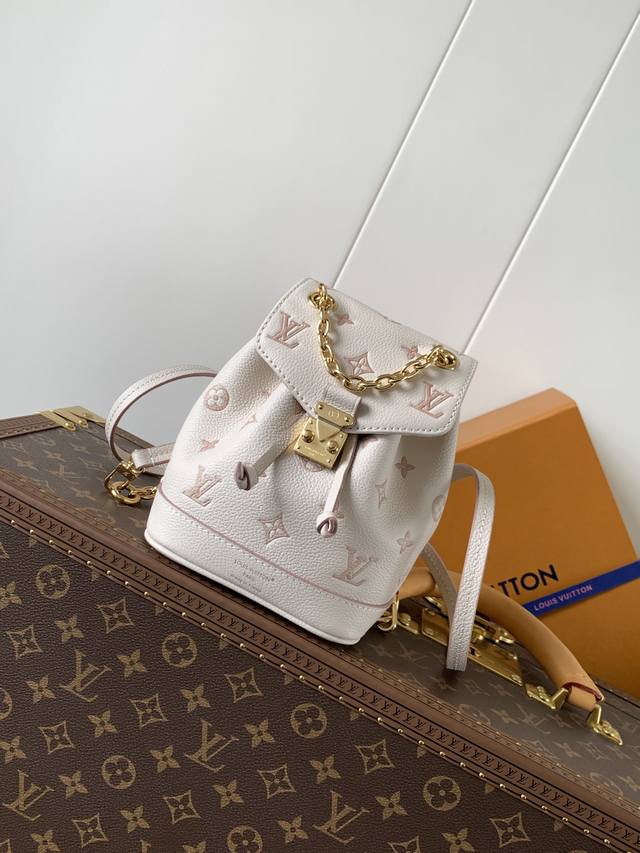 顶级原单，变码芯片M13656 本款 Nano Noé 双肩包为皮革包身浸染双重色调，可轻松点亮昼夜造型。淡雅 Monogram 图案搭配撞色边缘，与耀目链条相