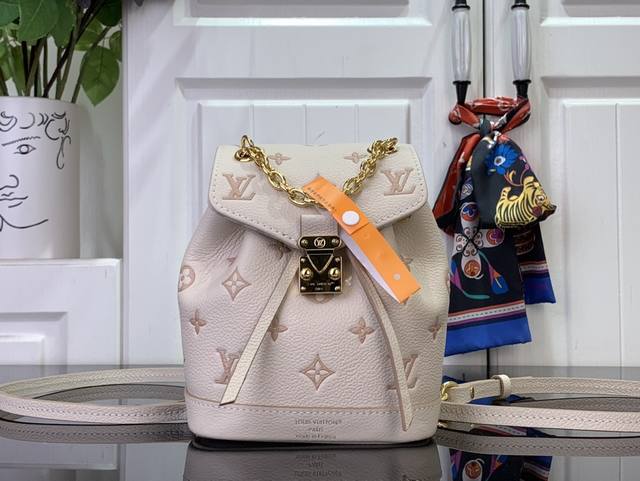 顶级原单 特惠 Nano Noé 双肩包 M13656奶杏色 提花 这款Nano Noé背包的季节性版本展示了一种复杂的双色调色板,适合白天和晚上的外观。它由皮 顶级原单 特惠 Nano Noé 双肩包 M13656奶杏色 提花 这款Nano Noé背包的季节性版本展示了一种复杂的双色调色板,适合白天和晚上的外观。它由皮