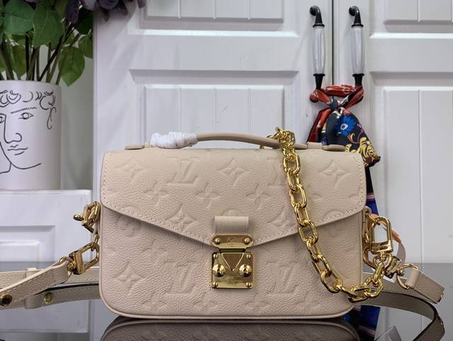 顶级原单 特惠 Pochette MéTis East West M14322 奶茶色 作为Monogram Empreinte系列的一部分，这个版本的Poch