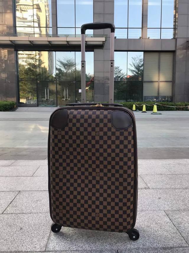 路易威登Louis Vuitton 超耐磨损万向轮，灵活出行 配加厚全铝合金，梯形拉杆 内置人性化实用衣物收紧带 赠送方便拉链洗漱包 商务出行必备良品 进口完美