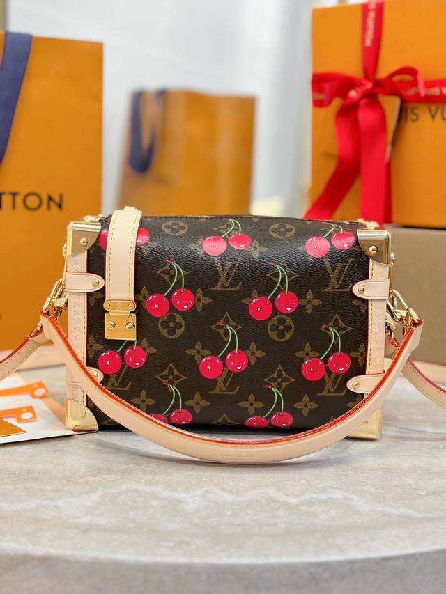 免税芯片 X Tm Side Trunk 中号手袋 M14278红色 本款 Side Trunk 中号手袋满载路易威登 X 村上隆复刻系列的灵动意趣 为经典 M 免税芯片 X Tm Side Trunk 中号手袋 M14278红色 本款 Side Trunk 中号手袋满载路易威登 X 村上隆复刻系列的灵动意趣 为经典 M