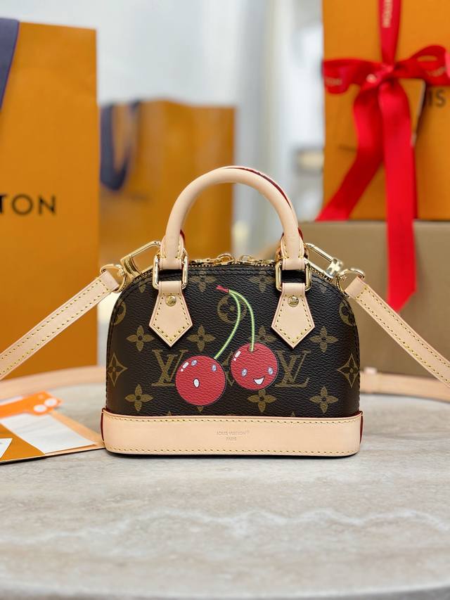 免税 X Tm Nano Alma 手袋 M13416 本款 Nano Alma 手袋结合 Monogram 涂层帆布与牛皮革饰边 令玲珑廓形呈现路易威登 X