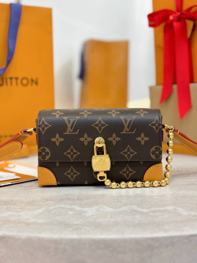 免税芯片 Steamer 迷你手袋 M14738老花 本款 Steamer 迷你手袋取材 Monogram 帆布 搭配做旧牛皮革饰边和耀目金属件 崭新方形锁扣回