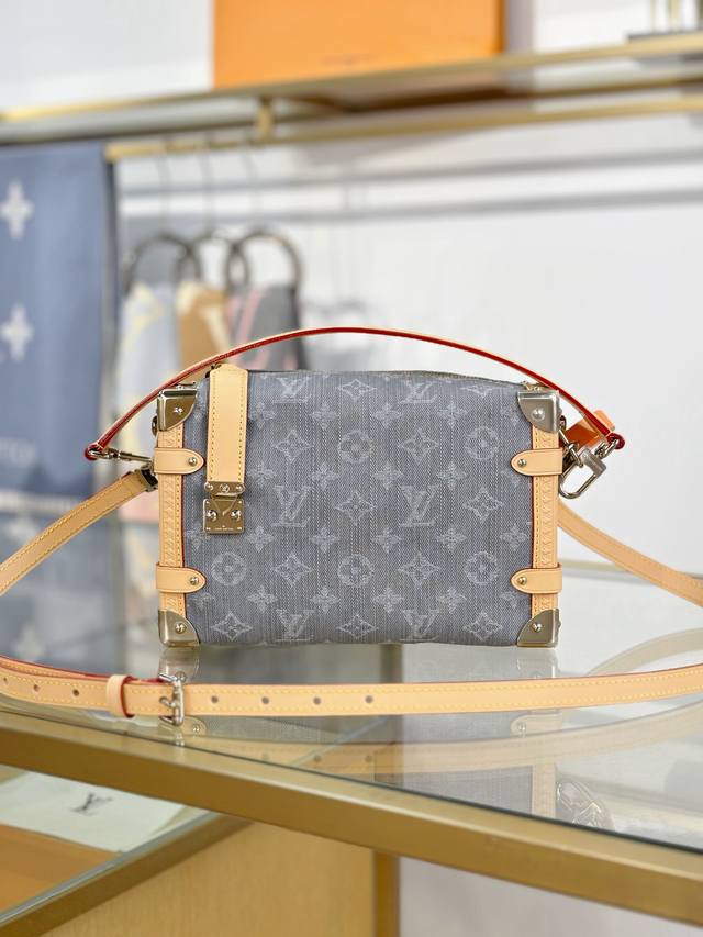 免税 163C芯片版原厂皮 Side Trunk 中号手袋 型号：M13285牛仔灰色 材料：进口原厂面料 包装：全套原厂免税包装 尺寸：23.5X16X8.5