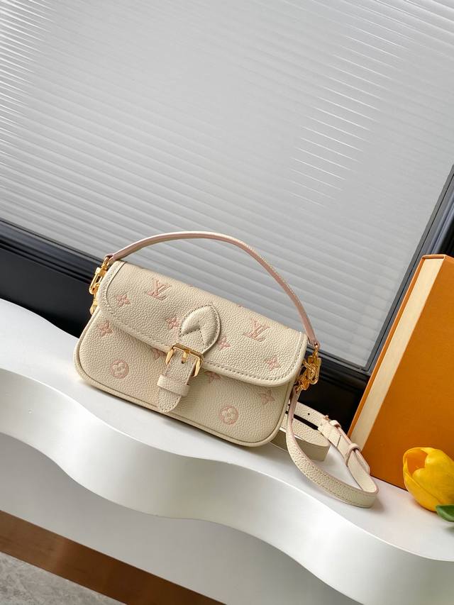 动态163C芯片 顶级原单加强版 M13642 顶级原单 动态163 本款 Nano Diane 手袋以同色美学重绎经典 Monogram 图案，并为皮革包身融