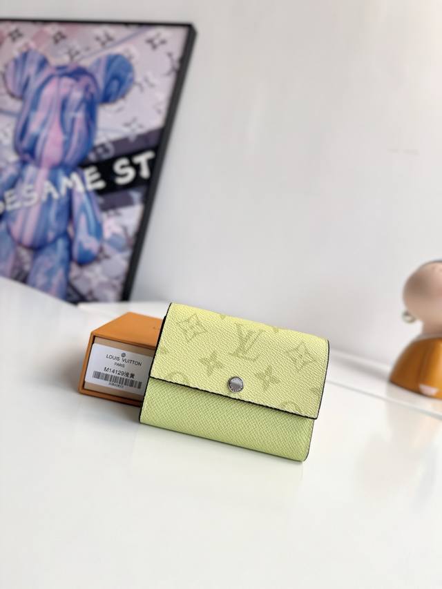 海外原单M14129浅黄独家实拍！這款優雅的Victor錢包以Monogram Eclipse帆布製作，可放置零錢、名片、紙幣和票據，格外實用。尺寸：11.5×