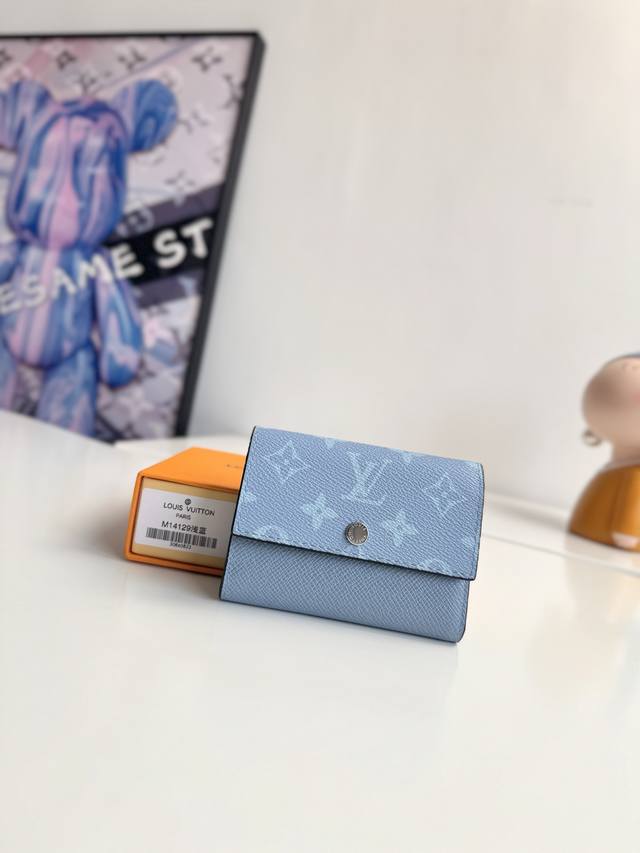 海外原单M14129浅蓝独家实拍！這款優雅的Victor錢包以Monogram Eclipse帆布製作，可放置零錢、名片、紙幣和票據，格外實用。尺寸：11.5×