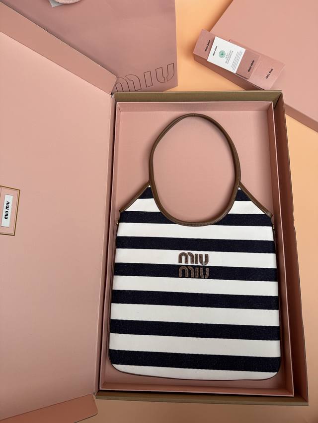 原厂皮 ，配图片包装 特级五金原厂皮 Ivy帆布手提包 单肩包～白布蓝色 这款Ivy帆布包洋溢着独特的都市风格与夏日风情。金色五金件锦上添花，字母徽标彰显经典格