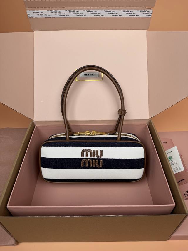 原厂皮 ，配图片包装 特级五金原厂皮 Beau帆布包与牛皮革手袋～手提包 单肩包～白布咖色 这款Beau帆布包的中性色调，在对比色皮革饰边与徽标的点缀下更显匠心