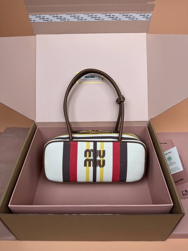 原厂皮 ，配图片包装 特级五金原厂皮 Beau帆布包与牛皮革手袋～手提包 单肩包～米白彩色 这款Beau帆布包的中性色调，在对比色皮革饰边与徽标的点缀下更显匠心