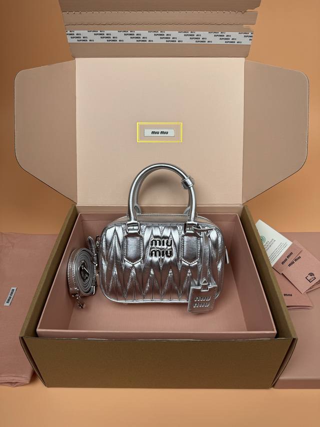 原厂皮 特级五金原厂皮 Arcadie Matelasse羊皮革小号 19Cm 保龄球手提包 斜挎包～银色羊皮 这款手提包采用Matelasse工艺，立体纹理与