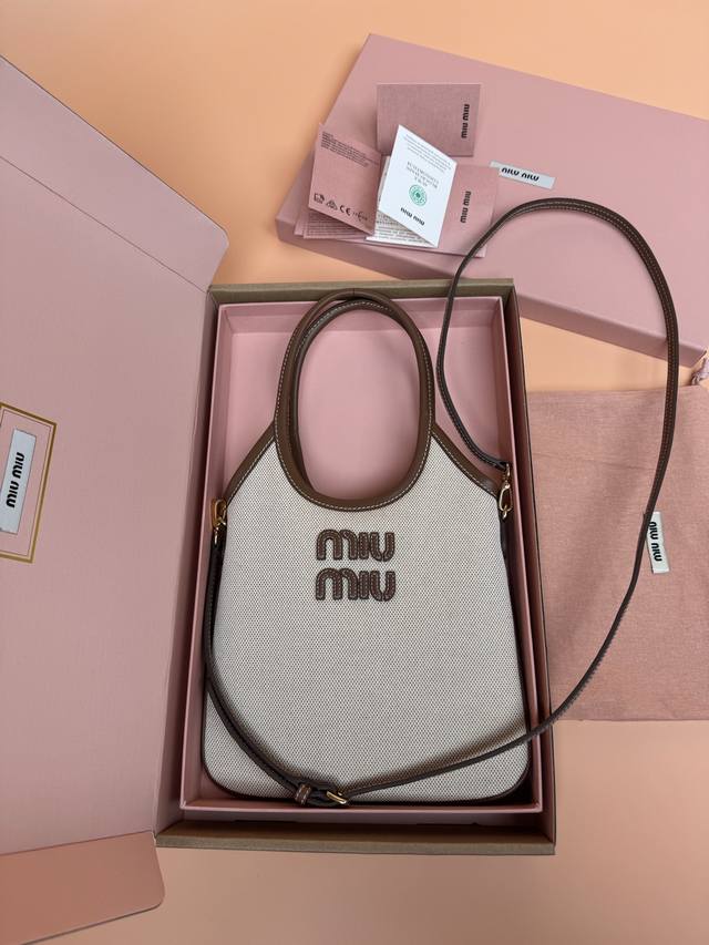 原厂皮 特级五金原厂皮 Ivy帆布和皮革小号手提包 斜挎包～白布 这款Lvy手袋融合极简休息了风格与帆布包色调的魅力，皮革饰边进一步丰富细节，彰唠工艺格调。 尺