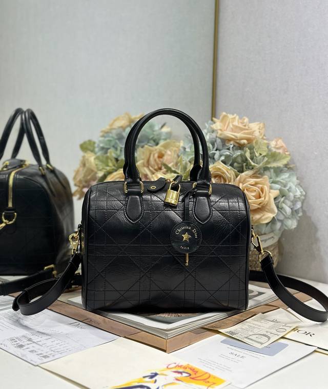 正品级 ，高版本 Dior Groove 25 手袋 大号油蜡黑色 这款 Dior Groove 25 手袋是二零二四冬季成衣系列新品，由玛丽亚 嘉茜娅 蔻丽