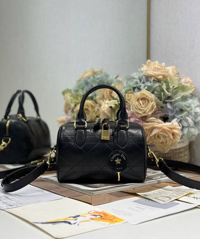 正品级 ，高版本 Dior Groove 20 手袋 小号油蜡黑色 这款 Dior Groove 20 手袋是二零二四冬季成衣系列新品，由玛丽亚 嘉茜娅 蔻丽