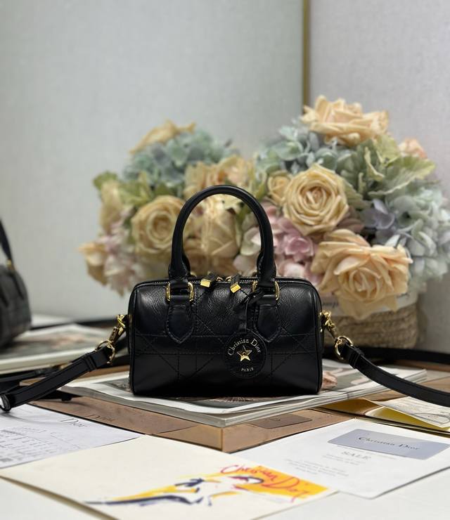 正品级 ,高版本 Dior Groove 16 迷你手袋 油蜡黑色 这款 Dior Groove 16 迷你手袋是二零二四冬季成衣系列新品,由玛丽亚 嘉茜娅 蔻 正品级 ,高版本 Dior Groove 16 迷你手袋 油蜡黑色 这款 Dior Groove 16 迷你手袋是二零二四冬季成衣系列新品,由玛丽亚 嘉茜娅 蔻