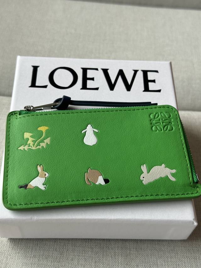 L原厂皮 Oewe 联名卡包限量款 配套包装 Loewe特有的嵌入製作方法.圖案栩栩如生.且永不掉色. 尺寸13-7.5Cm A14