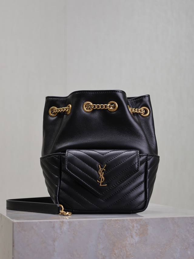 正品级 黑色 Joe_专柜最新V型绗缝迷你水桶包全新到货！它是可以捧在手心的小可爱！全包采用原厂小羊皮精心缝制，手感软糯又舒适！复古链条配上一点小皮肩带背起来超