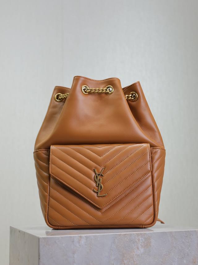 正品级 焦糖色 Joe_双肩包 毫不夸张的说 这是一款可以传宗接代的双肩背包!经典字母Logo搭配金属五金,前袋的V型缝线充盈饱满,皮链肩带质感十足 小羊皮柔软 正品级 焦糖色 Joe_双肩包 毫不夸张的说 这是一款可以传宗接代的双肩背包!经典字母Logo搭配金属五金,前袋的V型缝线充盈饱满,皮链肩带质感十足 小羊皮柔软