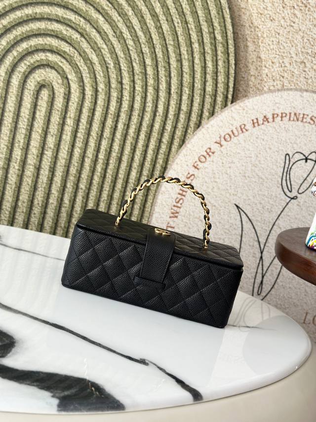 原厂皮 大号2226 原版开发 现货 Chanevintage化妆包 这款是香奶奶家Vintage小怪级别的化妆包！手提化妆包 颜色端庄大气 细节是高级满分！手